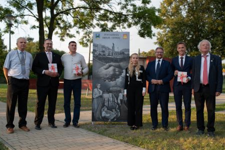 Odsłonięto konstrukcję artystyczną na Skwerze Miast Partnerskich